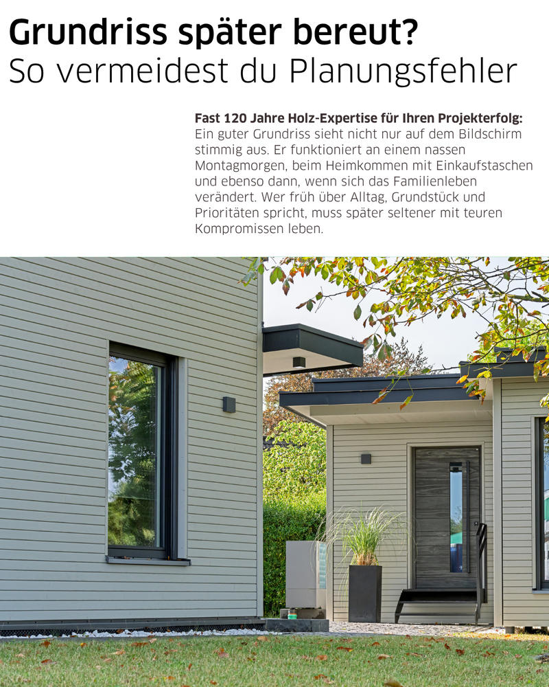 Senkrechte Luftaufnahme eines Hauses mit Satteldach, Photovoltaikanlage, Terrasse, Garten und gepflasterten Wegen. Die Einblendung lautet: „Wie ist es eigentlich mit Grundrissen?“.