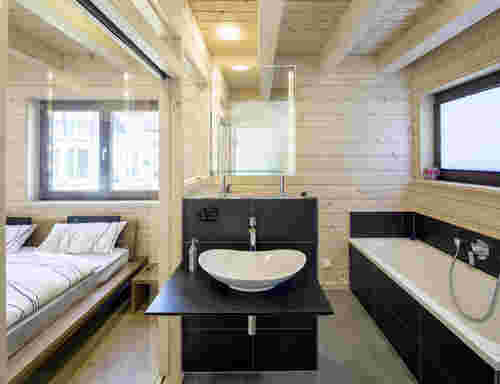Naturhaus - holzverkleidetes Badezimmer mit Glaswand