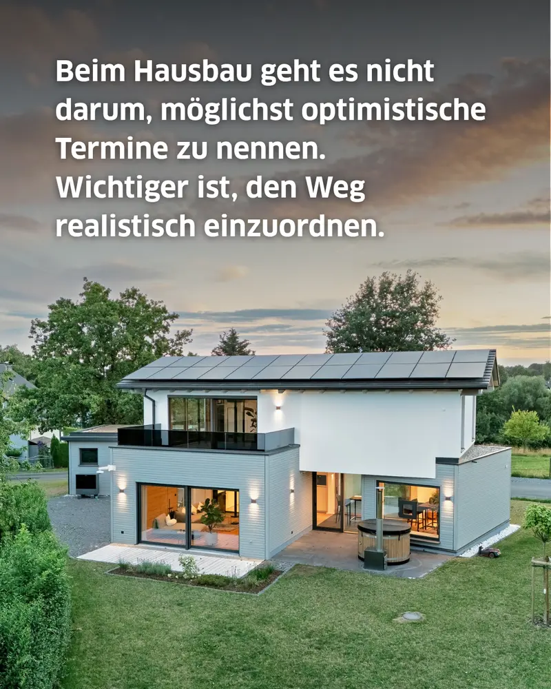 Holzbauteil aus nordischer Fichte während einer Planungsbesprechung. Das Bild steht für die technische Vorbereitung und Konstruktion eines individuellen Stommel Hauses.