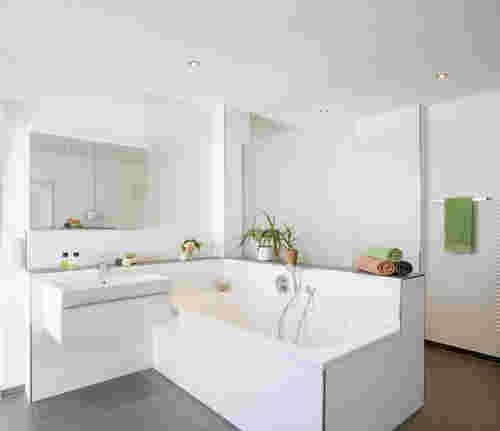 Weißes Bad im Bauhausstil