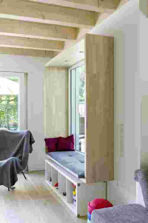 Sitzbank im Holzhaus