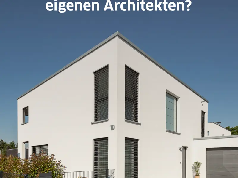 Modernes Einfamilienhaus mit klarer kubischer Architektur, weißer Fassade und großen Fensterflächen. Das Bild thematisiert die Zusammenarbeit zwischen Bauherrschaft, eigenem Architekten und Stommel Haus bei der individuellen Planung eines Holzhauses.