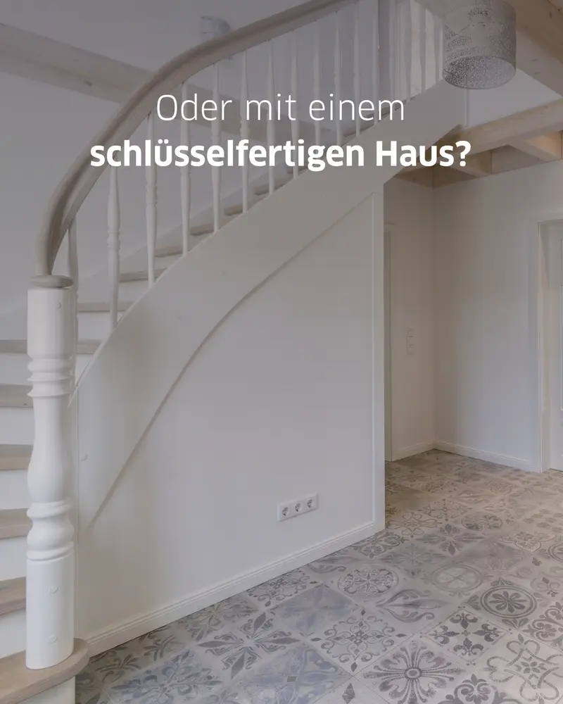 Innenansicht eines schlüsselfertigen Stommel Hauses mit fertigem Bodenbelag, gestrichenen Wänden, montierter Beleuchtung und vollständig ausgebautem Wohnbereich.