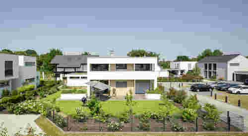 Weißes Haus im Bauhausstil mit Garten