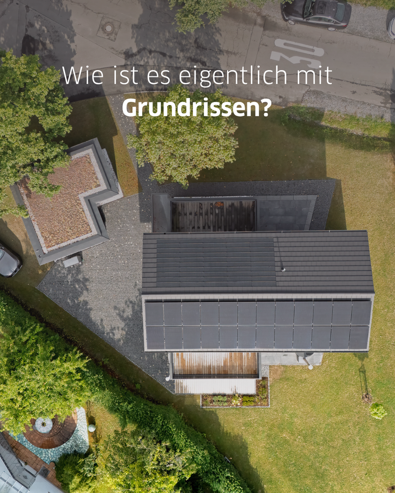 Moderner Hauseingang mit heller Holzfassade, dunklen Fensterrahmen, Flachdächern und geschütztem Zugang. Oberhalb der Außenaufnahme steht: „Grundriss später bereut? So vermeidest du Planungsfehler“.