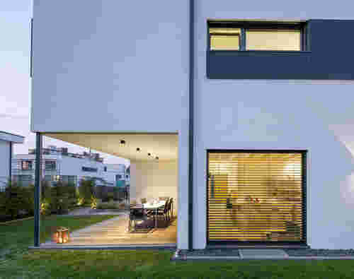 Blick auf Haus mit Terrasse im Bauhausstil