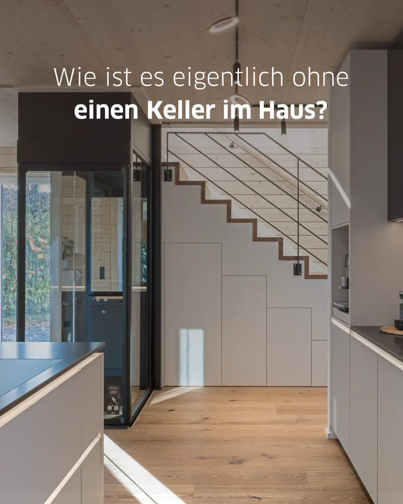 Moderner Wohnbereich in einem individuell geplanten Holzhaus von Stommel Haus mit integrierten Stauraumlösungen unter einer offenen Treppe. Das Beispiel zeigt, wie sich zusätzlicher Stauraum auch ohne Keller direkt in die Architektur integrieren lässt.
