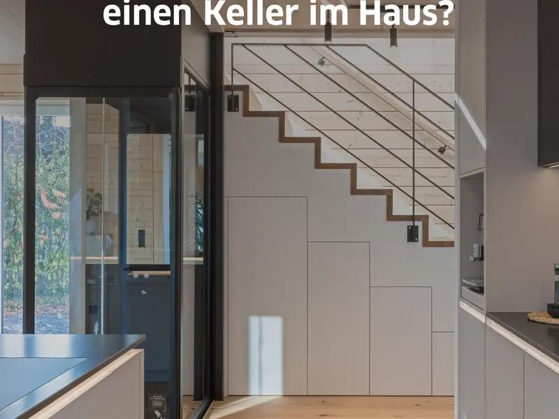 Moderner Wohnbereich in einem individuell geplanten Holzhaus von Stommel Haus mit integrierten Stauraumlösungen unter einer offenen Treppe. Das Beispiel zeigt, wie sich zusätzlicher Stauraum auch ohne Keller direkt in die Architektur integrieren lässt.