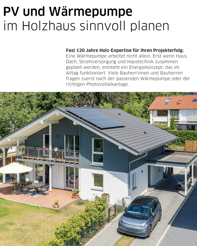 Modernes Holzhaus mit Photovoltaikmodulen auf dem Satteldach und einem Elektroauto vor dem Haus; darüber steht „PV und Wärmepumpe im Holzhaus sinnvoll planen“.