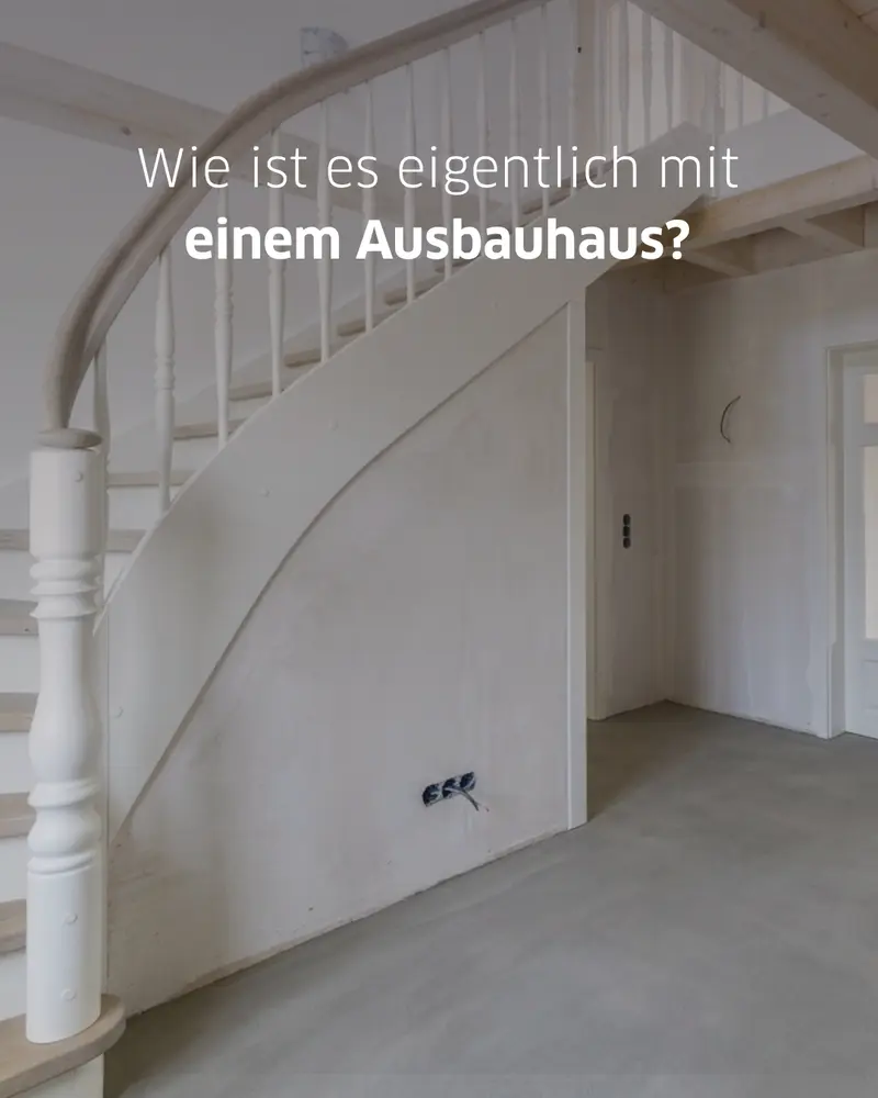 Innenansicht eines Stommel Hauses im Ausbauhaus-Zustand. Die geschwungene Holztreppe ist montiert, Wände und Decken sind vorbereitet, Bodenbeläge und finale Ausstattungen fehlen noch.