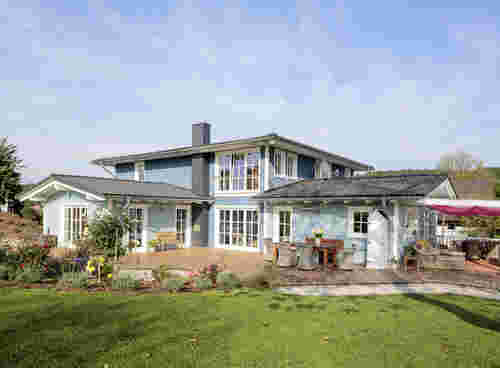 Blaues Landhaus mit Garten