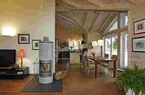 Holzbungalow - geräumiges Esszimmer und Küche