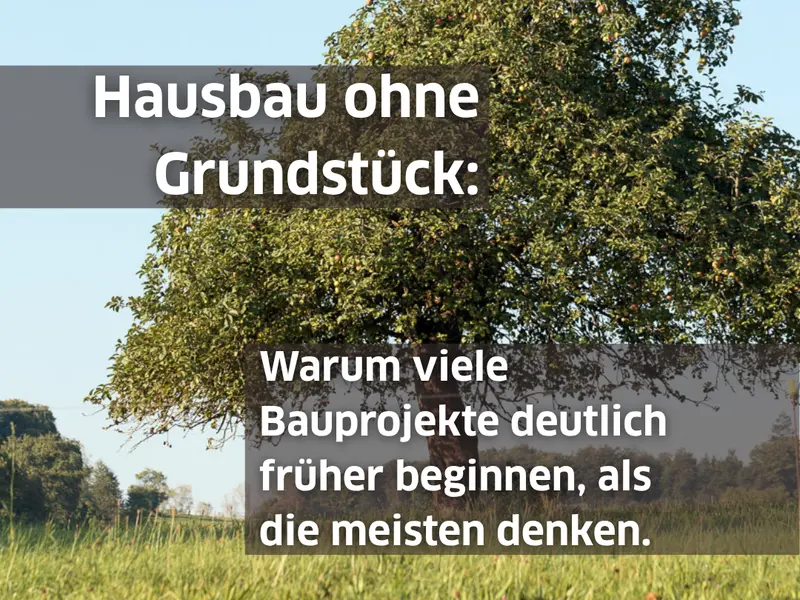 Obstbaum auf einer Wiese mit eingeblendeter Überschrift „Hausbau ohne Grundstück“ und Hinweis, dass viele Bauprojekte früher beginnen, als viele Bauinteressierte denken.