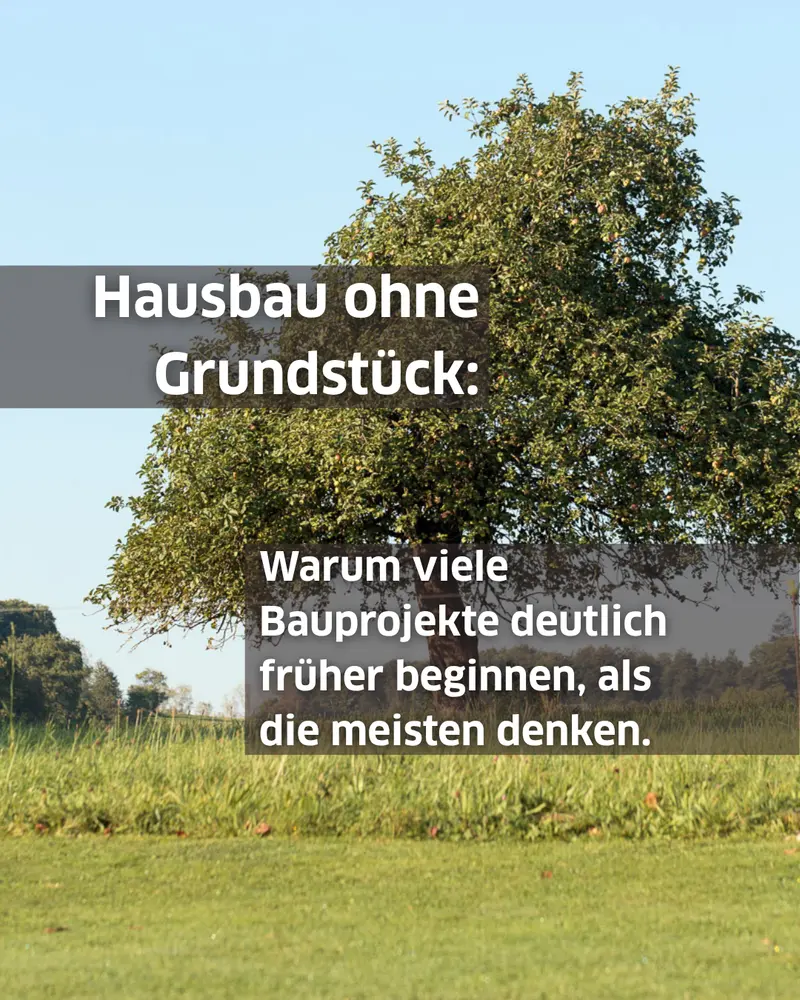 Obstbaum auf einer Wiese mit eingeblendeter Überschrift „Hausbau ohne Grundstück“ und Hinweis, dass viele Bauprojekte früher beginnen, als viele Bauinteressierte denken.
