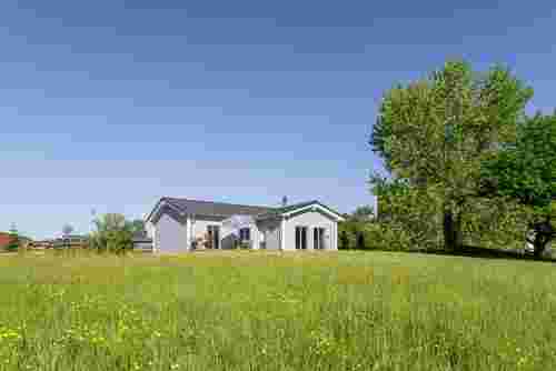 Winkelbungalow mit großzügigem Garten
