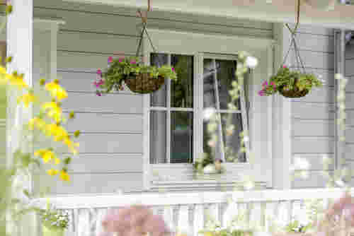 Holzhaus amerikanisch - Fenster mit Blumen
