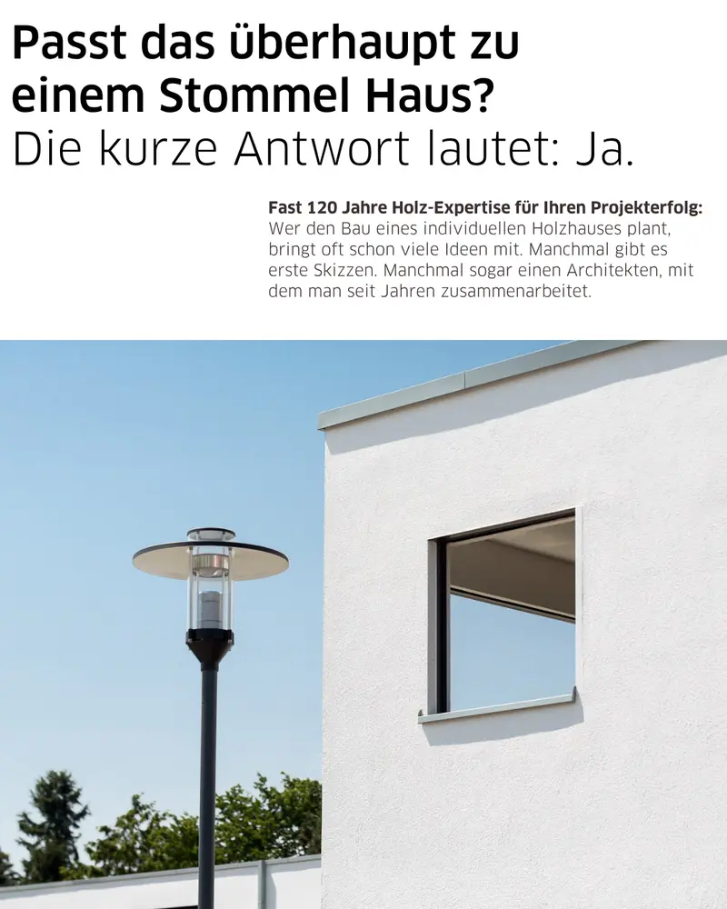 Detailaufnahme eines modernen Wohnhauses mit heller Fassade und großem Fenster. Die Bildgrafik beantwortet die Frage, ob die Planung eines Holzhauses gemeinsam mit einem eigenen Architekten und Stommel Haus möglich ist.