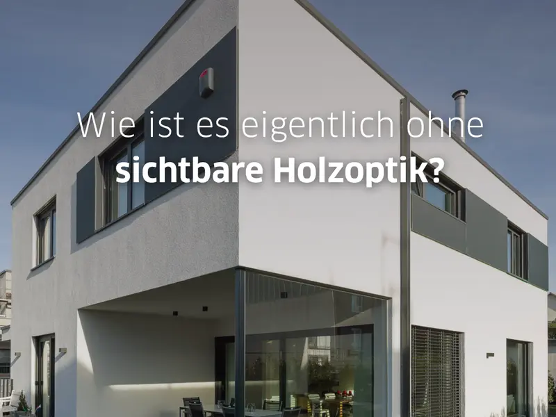Modernes zweigeschossiges Holzhaus mit weißer Putzfassade, klarer kubischer Architektur, großformatigen Fensterflächen und überdachter Terrasse. Von außen ist die Holzbauweise nicht sichtbar.