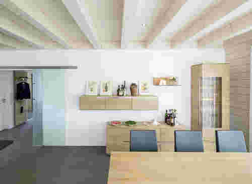 Küche im Bauhausstil mit Holzdecke 