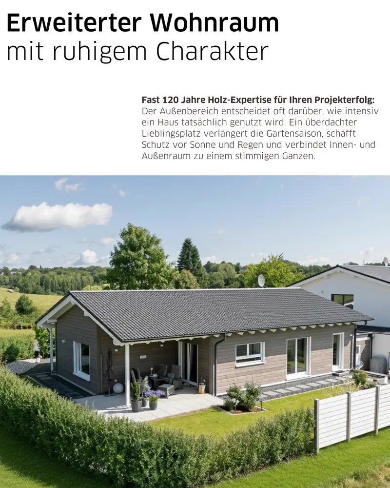 Moderner Holzbungalow mit umlaufender überdachter Veranda und Blick in die Gartenlandschaft. Die geschützte Außenfläche erweitert den Wohnraum und schafft einen wetterunabhängigen Aufenthaltsbereich mit direkter Verbindung zwischen Haus und Garten.