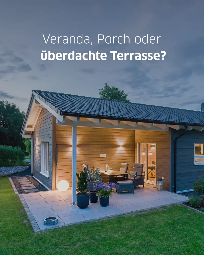 Modernes Holzhaus mit großzügig überdachter Terrasse am Abend. Die überdachte Außenfläche verbindet Wohnraum und Garten und zeigt eine mögliche Lösung für Veranda, Porch oder Terrassenüberdachung bei einem individuell geplanten Holzhaus von Stommel Haus.