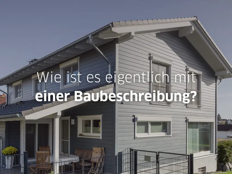 Graues Holzhaus mit weißem Satteldach, Terrasse und Garten; im Bild steht die Frage „Wie ist es eigentlich mit einer Baubeschreibung?“