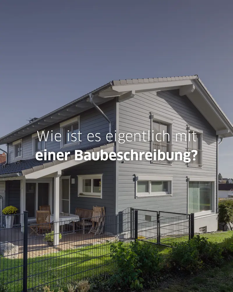 Graues Holzhaus mit weißem Satteldach, Terrasse und Garten; im Bild steht die Frage „Wie ist es eigentlich mit einer Baubeschreibung?“