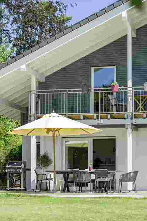 Landhaus mit Balkon und Garten