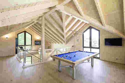 Naturhaus - Dachgiebel aus Holz von innen mit Billardtisch