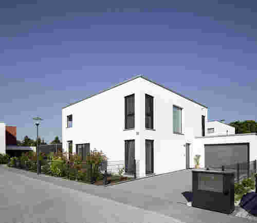 Weißes Haus im Bauhausstil - Außenfassade