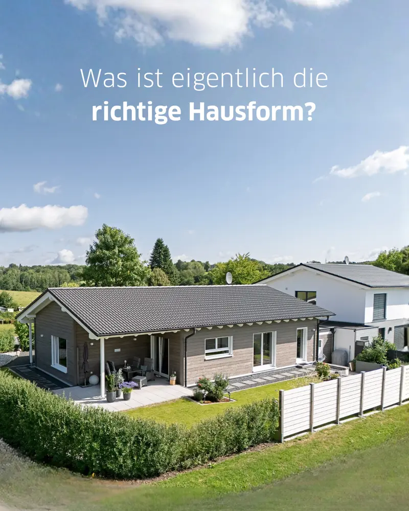 Moderner Holzhaus-Bungalow mit überdachter Terrasse und Garten auf einem großzügigen Grundstück. Das Bild veranschaulicht die Frage, welche Hausform zu den individuellen Anforderungen von Grundstück, Budget und Lebensphase passt.