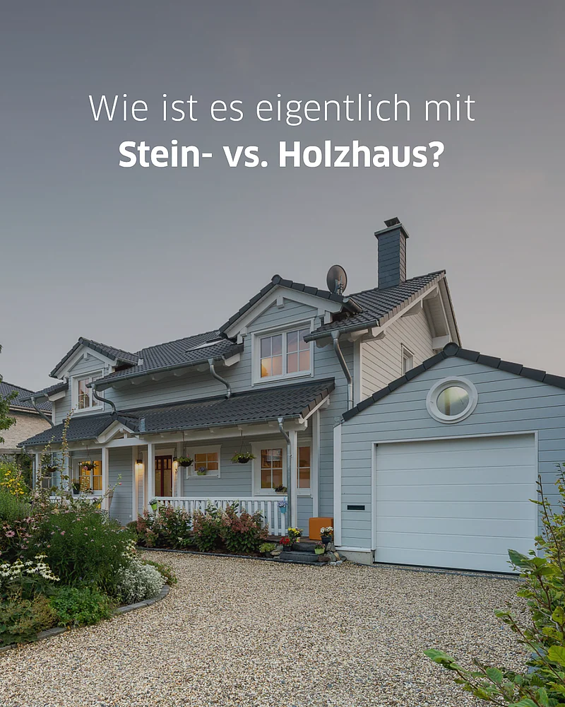 Wohnhaus mit heller Holzfassade, dunklem Satteldach, Garage und Vorgarten bei Abendlicht mit der Überschrift „Stein- vs. Holzhaus“.