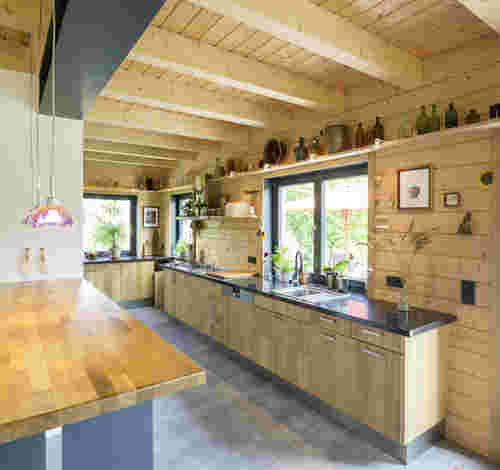 Naturhaus - holzverkleidete Küche