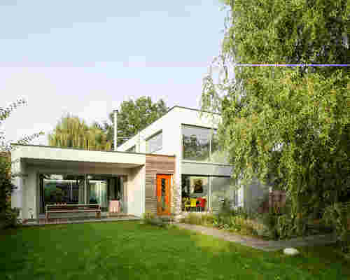 Bauhausstil exklusiv - Blick auf Haus mit Garten