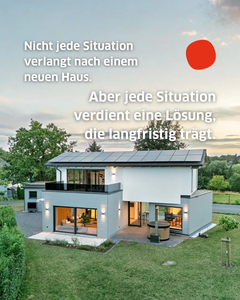 Modernes Einfamilienhaus mit großzügigen Fensterflächen, Photovoltaikanlage und Gartenansicht. Das Bild verdeutlicht die Entscheidung für eine langfristig passende Wohnlösung im Bestand oder Neubaukontext.