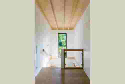Holzbungalow - Treppenhaus mit Holzdecke