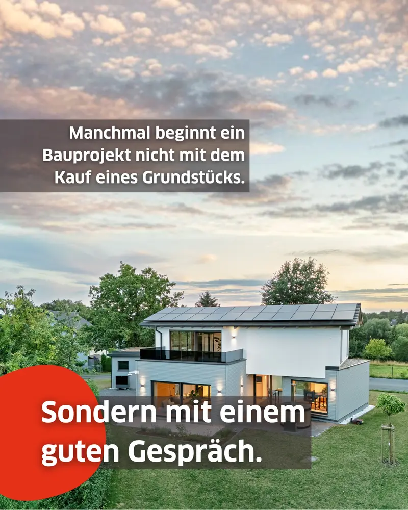 Modernes Holzhaus mit Garten und Abendhimmel; eingeblendeter Text: „Manchmal beginnt ein Bauprojekt nicht mit dem Kauf eines Grundstücks. Sondern mit einem guten Gespräch.“