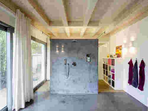 Bauhausstil exklusiv - Dusche an Glasfläche in Betonoptik