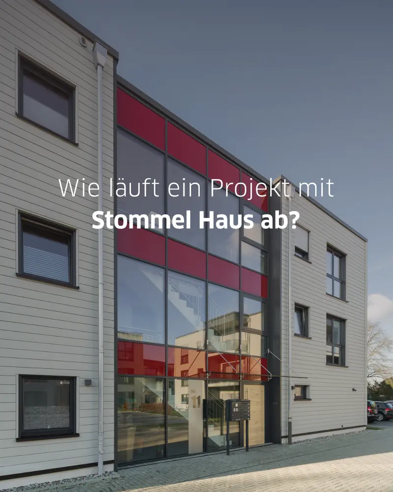 Moderner Wohnungsbau aus Holz mit großzügiger Glasfassade und Schriftzug „Wie läuft ein Projekt mit Stommel Haus ab?“. Titelbild zum Bauablauf eines Bauprojekts mit Stommel Haus.