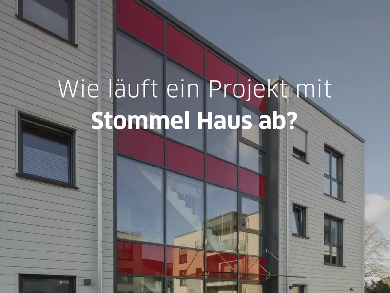 Moderner Wohnungsbau aus Holz mit großzügiger Glasfassade und Schriftzug „Wie läuft ein Projekt mit Stommel Haus ab?“. Titelbild zum Bauablauf eines Bauprojekts mit Stommel Haus.