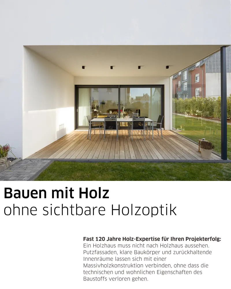 Großzügige überdachte Terrasse mit Holzdeck, bodentiefen Fenstern und weißer Putzfassade. Beispiel für ein Holzhaus ohne klassische sichtbare Holzoptik.