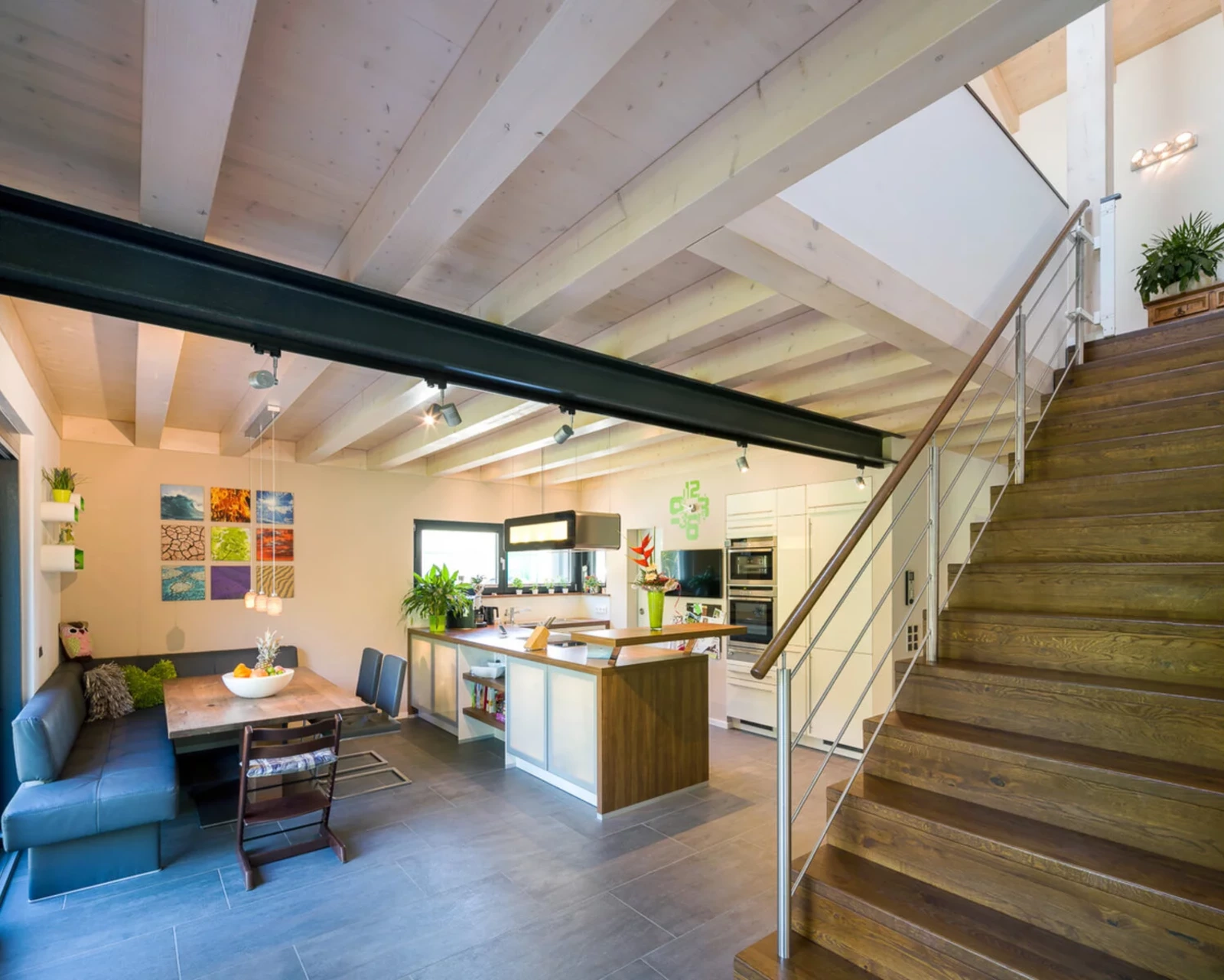 Stadthaus - offener Wohnbereich und Küche mit Holztreppe 
