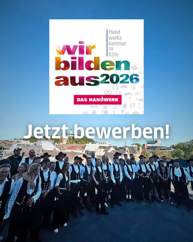 große Gruppe von Zimmerern in traditioneller Arbeitskleidung bei Abschlussfeier der Handwerkskammer Köln 2026, im Bild Schriftzug „wir bilden aus 2026“ und „Jetzt bewerben“, Bezug zur Ausbildung im Zimmererhandwerk